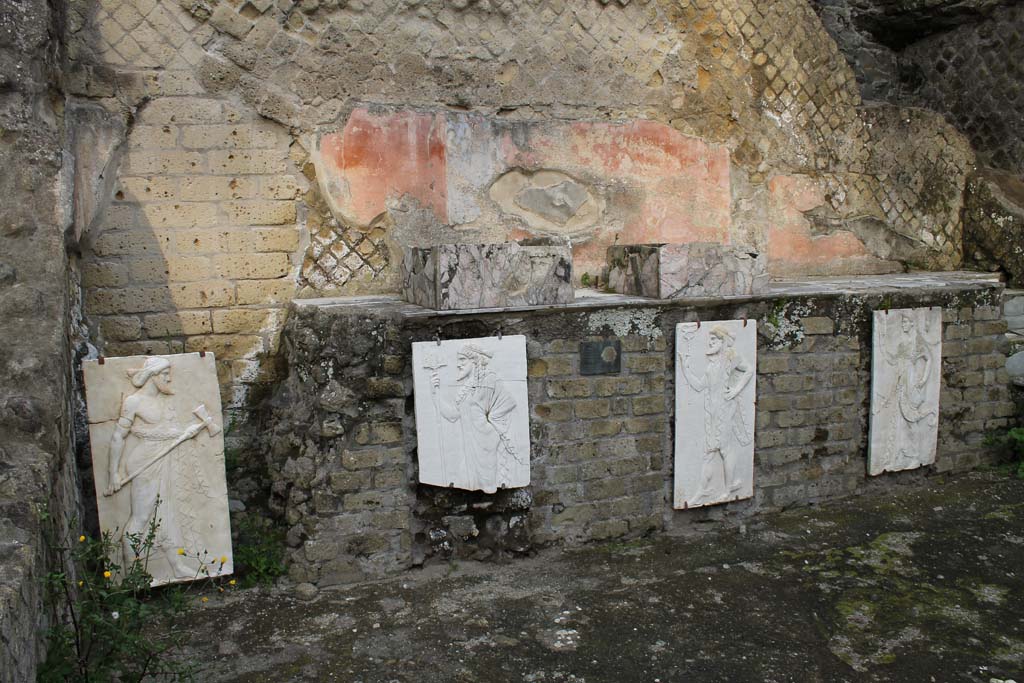Herculaneum, March 2014. Sacred Area terrace, looking north in the shrine of the Four Gods.
Foto Annette Haug, ERC Grant 681269 DÉCOR.